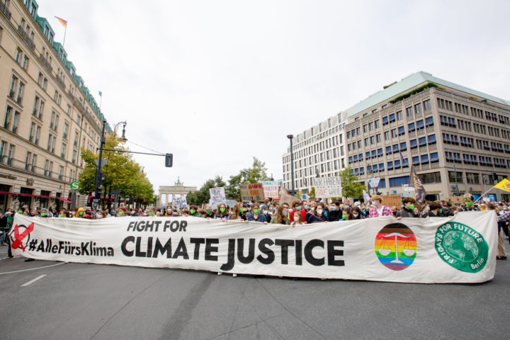 Fridays for Future Demonstriert unter den Linden. Auf dem Fronttranspi der Demo steht "Fight for Climate Justice"