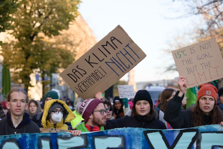 Fridays for Future Berlin demonstriert gemeinsam mit der BUND Jugend für mehr Klimaschutz auf der COP27
