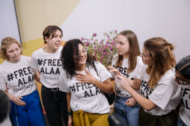 Gruppe von jungen Aktivist:innen mit T-Shirts auf denen #FreeAlaa steht, zentral Saana Seif (Alaa's Schwester)