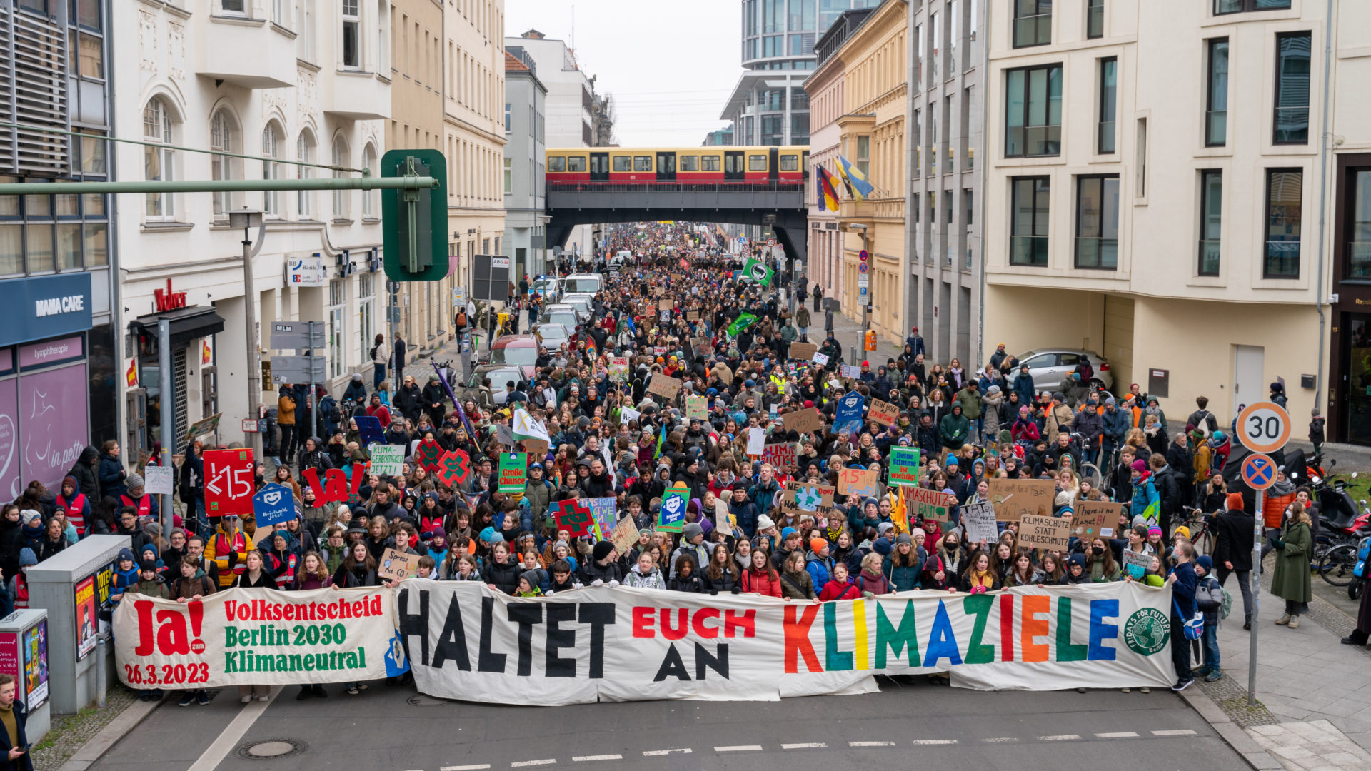 Fridays for Future Klimastreik am 3.3.2023. Zu sehen ist das Fronttranspi auf dem staht "Haltet euch an Klimaziele". Foto: Daniel Teichmann