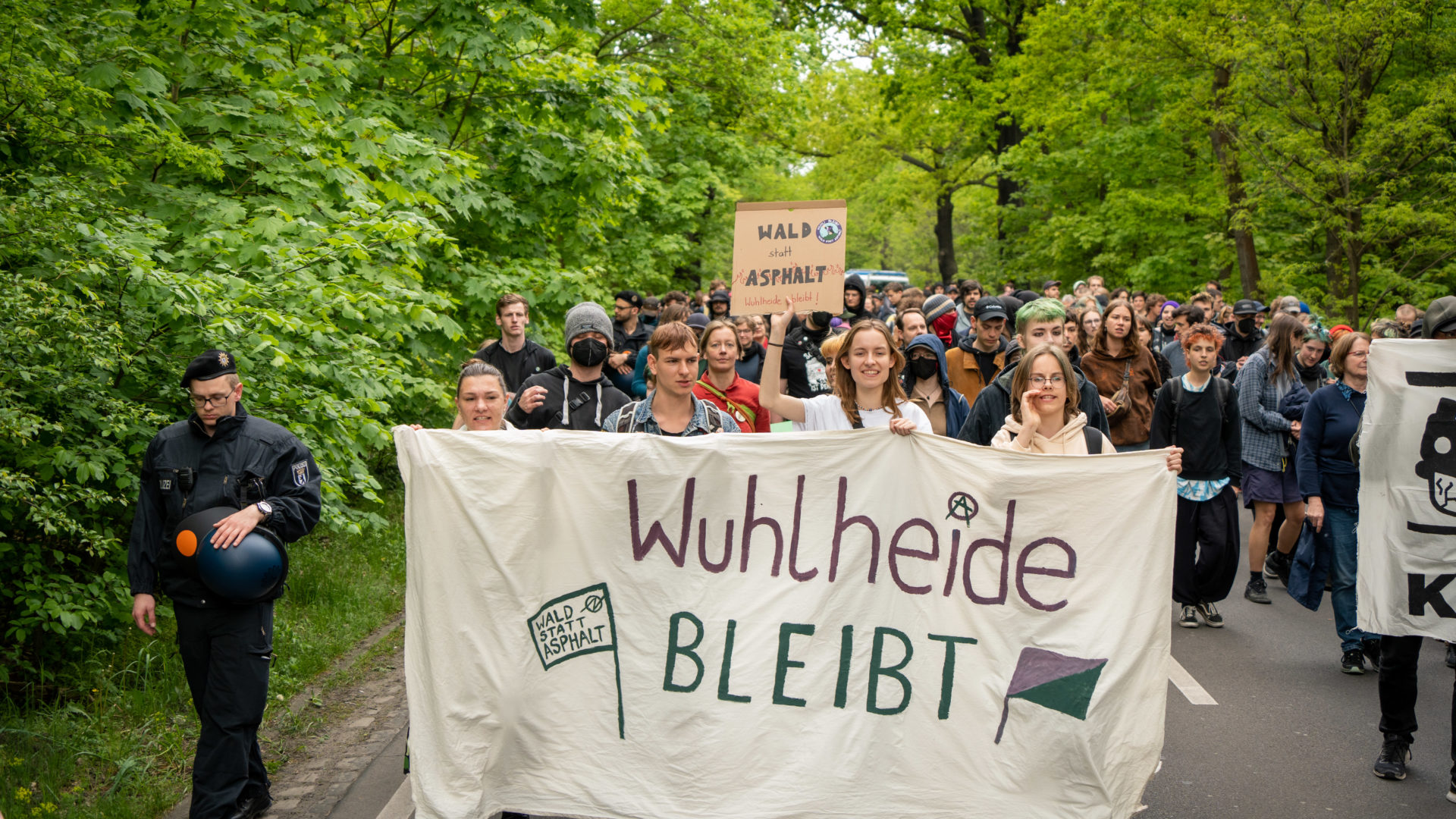 Demo in der Wuhlheide gegen TVO mit einem Fronttransparent "Wuhli bleibt"