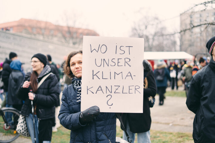 PM: Fridays for Future kommentiert KSG-Beschluss +++ Protest vor dem Reichstagsgebäude gegen Klimaschutzgesetz-Änderung  