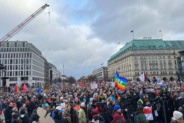 PM: 25.000 Menschen gehen mit breitem Bündnis “Demokratie verteidigen” bei spontaner Demonstration auf die Straße gegen rechts und für Demokratie