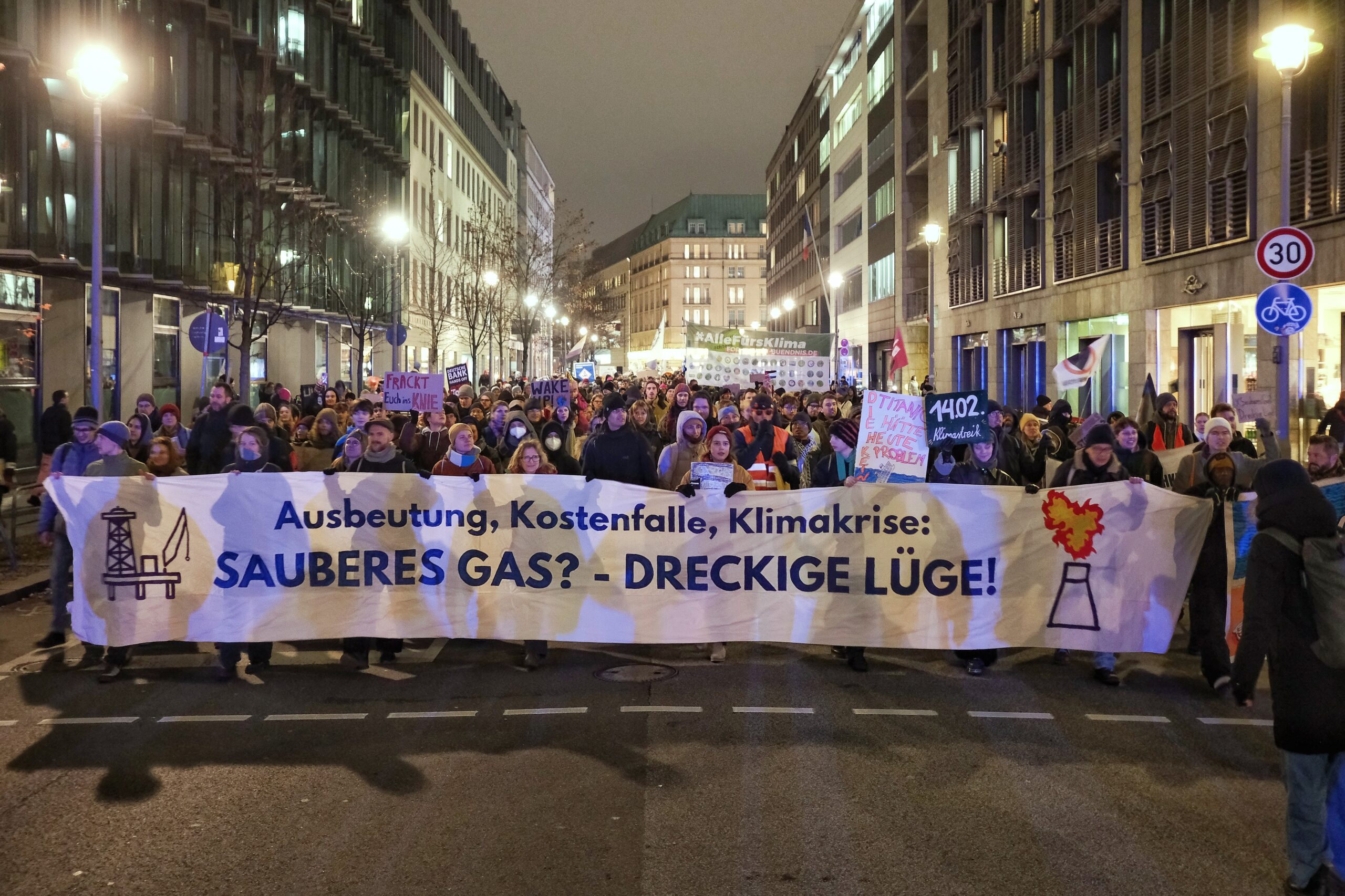 Demo zum LNG Gipfel in Berlin. Foto: Martin Horbach